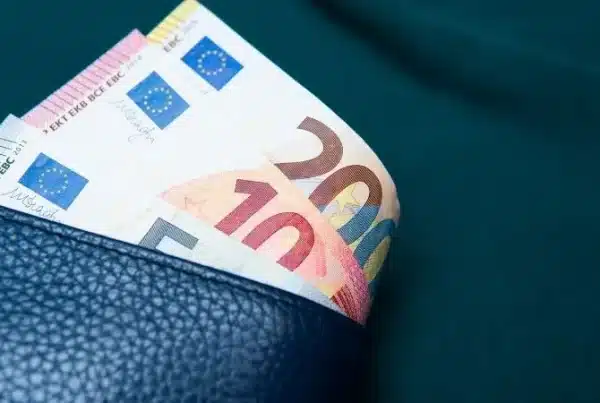 Salary Increase for Employees: When to apply it and how to complement it