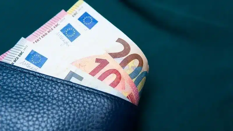 Salary Increase for Employees: When to apply it and how to complement it